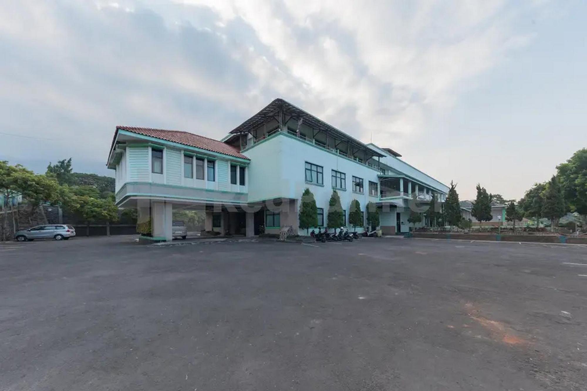 Hotel Ayong Linggarjati Kuningan Mitra Reddoorz Eksteriør bilde