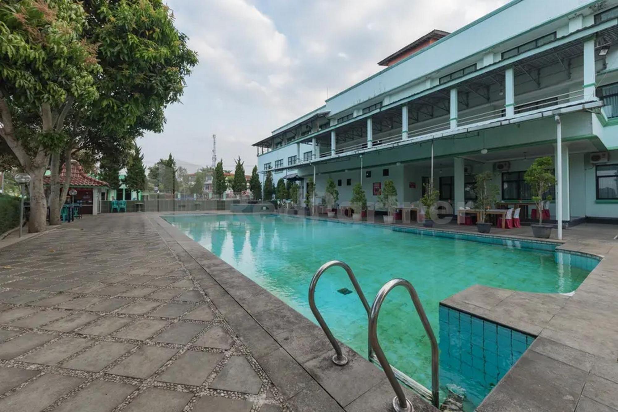 Hotel Ayong Linggarjati Kuningan Mitra Reddoorz Eksteriør bilde